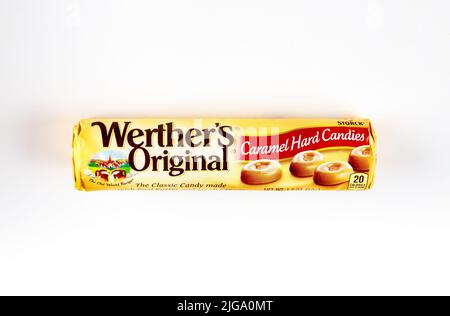 Werthers Original classique caramel dur bonbon sur fond blanc isolé. Banque D'Images