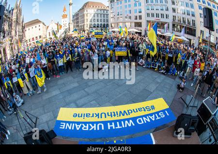 Munich, Bavière, Allemagne. 8th juillet 2022. Aujourd'hui, au cinquième mois de l'invasion complète de l'Ukraine, des réfugiés et des immigrants ukrainiens à Munich, l'Allemagne a démontré une action décisive de la Politik allemande pour soutenir la défense territoriale de l'Ukraine. Les manifestants ont averti que leur pays se battait contre l'invasion finale du reste de l'Europe avec la Moldavie, la Roumanie, les pays baltes et la Pologne dans le danger le plus immédiat tandis que les experts en sécurité voient les fronts dans l'Arctique et les Balkans comme possible. Crédit : ZUMA Press, Inc./Alay Live News Banque D'Images