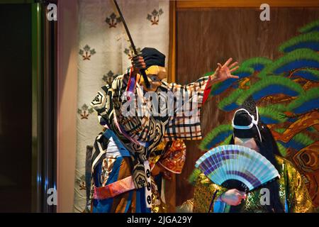 Acteurs sur scène à Folk Kagura (Shinto, danse théâtrale) au Takadanobaba obon festival à Tokyo, Japon Banque D'Images