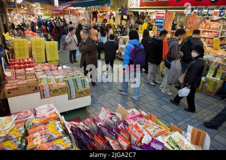 Une scène nocturne animée de shopping et de magasins lumineux au crépuscule sur Ameyoko Street Ueno, Tokyo, Japon Banque D'Images