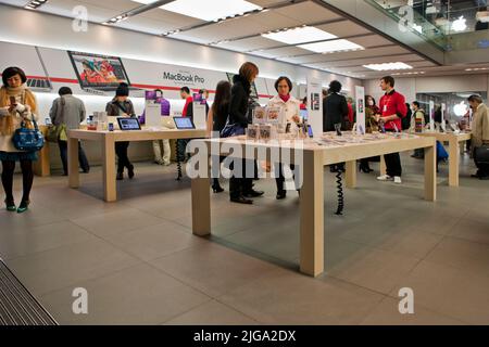 Ordinateur Apple store interior Ginza Tokyo Japan.tif Banque D'Images