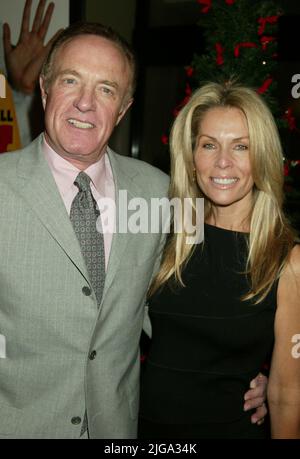 James Caan et sa femme Linda Stokes assistent à la première mondiale de 'Elf' au Loews Astor Plaza de New York sur 2 novembre 2003.photo Credit: Henry McGee/MediaPunch Banque D'Images