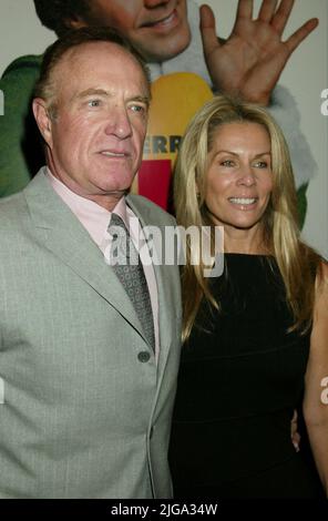 James Caan et sa femme Linda Stokes assistent à la première mondiale de 'Elf' au Loews Astor Plaza de New York sur 2 novembre 2003.photo Credit: Henry McGee/MediaPunch Banque D'Images