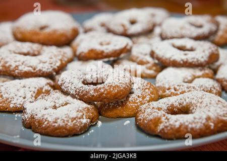 Petits gâteaux fraîchement cuits appelés roscos de vino lors d'un cours de cuisine espagnole à Tokyo, Japon Banque D'Images