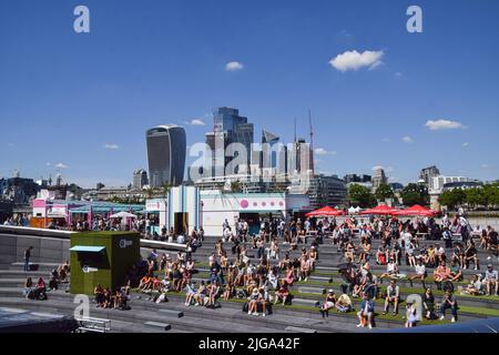 Londres, Royaume-Uni. 08th juillet 2022. Les gens regardent les matchs de tennis de Wimbledon sur un grand écran extérieur près de Tower Bridge à mesure que les températures montent dans la capitale. (Photo de Vuk Valcic/SOPA Images/Sipa USA) crédit: SIPA USA/Alay Live News Banque D'Images