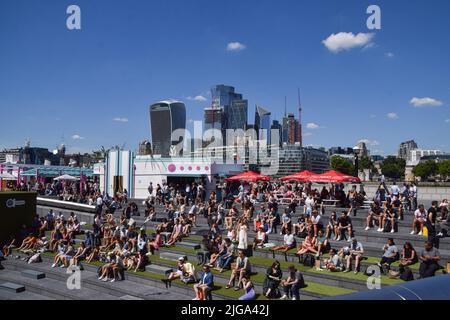 Londres, Royaume-Uni. 08th juillet 2022. Les gens regardent les matchs de tennis de Wimbledon sur un grand écran extérieur près de Tower Bridge à mesure que les températures montent dans la capitale. (Photo de Vuk Valcic/SOPA Images/Sipa USA) crédit: SIPA USA/Alay Live News Banque D'Images