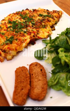 Mélangez l'omelette et les légumes sur l'assiette à petit-déjeuner. Banque D'Images