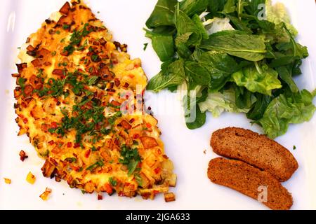 Mélangez l'omelette et les légumes sur l'assiette à petit-déjeuner. Banque D'Images