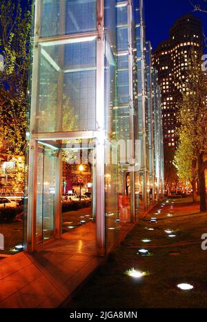 Les tours en verre du Mémorial de l'Holocauste à Boston sont illuminées contre le ciel nocturne et servent de mémorial aux Juifs tués par les Nazis Banque D'Images