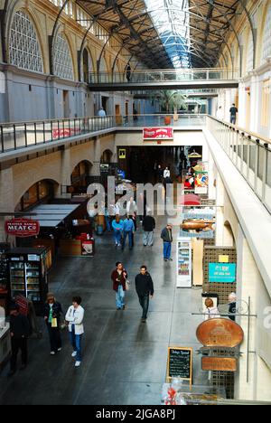 Les gens marchent autour de la place du marché, un centre commercial intérieur dans le Ferry Building, San Francisco, Californie, qui se spécialise dans la nourriture fraîche et biologique de ferme Banque D'Images