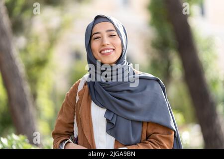 Femme musulmane dans hijab souriant à la caméra Banque D'Images
