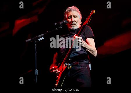 Toronto, Canada. 08th juillet 2022. Le musicien anglais, le chanteur-compositeur, le compositeur et le co-fondateur du groupe de rock progressif Pink Floyd, Roger Waters, se produit à un spectacle complet à l'aréna de la Banque Scotia, à Toronto. Crédit : SOPA Images Limited/Alamy Live News Banque D'Images