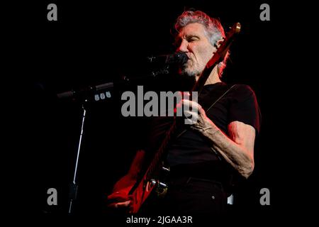 Toronto, Canada. 08th juillet 2022. Le musicien anglais, le chanteur-compositeur, le compositeur et le co-fondateur du groupe de rock progressif Pink Floyd, Roger Waters, se produit à un spectacle complet à l'aréna de la Banque Scotia, à Toronto. Crédit : SOPA Images Limited/Alamy Live News Banque D'Images