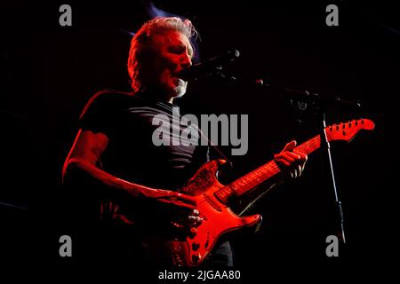 Toronto, Canada. 08th juillet 2022. Le musicien anglais, le chanteur-compositeur, le compositeur et le co-fondateur du groupe de rock progressif Pink Floyd, Roger Waters, se produit à un spectacle complet à l'aréna de la Banque Scotia, à Toronto. (Photo par Angel Marchini/SOPA Images/Sipa USA) crédit: SIPA USA/Alay Live News Banque D'Images