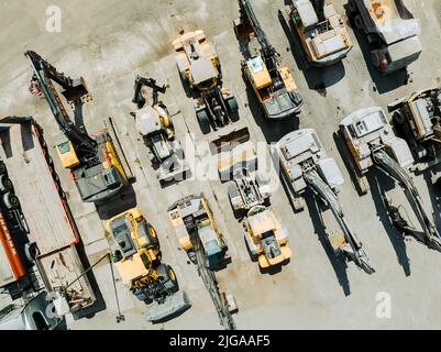 Photo aérienne de la pelle hydraulique sur un lieu industriel. Vue de dessus du site industriel. Tir à partir du drone. Banque D'Images