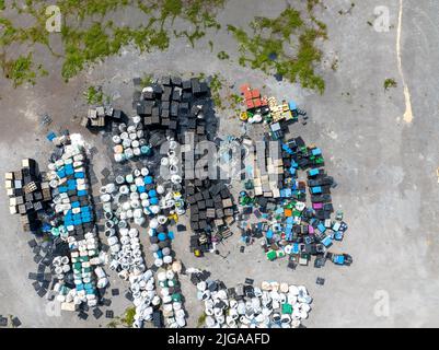 Stockage illégal de déchets ménagers solides, de bouteilles en plastique et de sacs à ordures. Pollution des sols. Vue de dessus de l'antenne. Banque D'Images