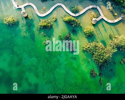 Turquiose et pont en bois. Paysage aérien. Parc Grodek à Jaworzno, Pologne. Maldives polonais. Banque D'Images