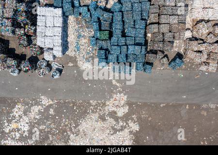 Recyclage de l'aluminium. Vue aérienne du lieu de stockage en aluminium. Vue de dessus sur la technologie industrielle. Banque D'Images