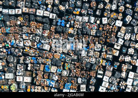 Stockage illégal de déchets ménagers solides, de bouteilles en plastique et de sacs à ordures. Pollution des sols. Vue de dessus de l'antenne. Banque D'Images