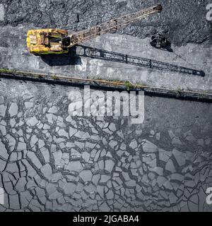 Photo aérienne de la pelle hydraulique sur un lieu industriel. Vue de dessus du site industriel. Tir à partir du drone. Banque D'Images