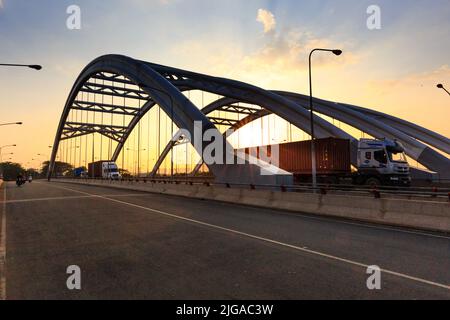 Pont avec arche voûtée dans la ville. Ho Chi Minh ville Banque D'Images