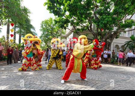 Performances artistiques danse dragon-licorne pour accueillir la nouvelle année des danseurs dans la ville de Nha Trang.VN. Il apporte de la chance à tout le monde dans le Banque D'Images