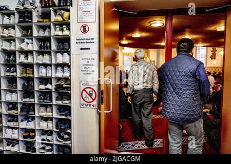 2022-07-09 06:04:10 ROTTERDAM - Musulmans pendant les prières du matin dans la mosquée Mevlana. C'est là que se célèbre le premier jour de la fête la plus importante de l'Islam, la Fête du sacrifice. ANP ROBIN UTRECHT pays-bas - belgique sortie Banque D'Images