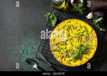 Сlassic quiche Lorraine avec thon, haricots verts et fromage doux. Quiche sans poussière avec œufs, poisson et légumes. Méditerranéen ketogenic sain d Banque D'Images