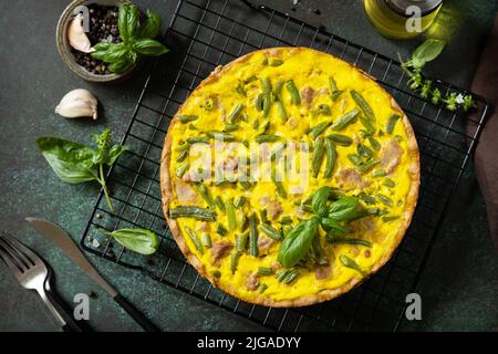 Сlassic quiche Lorraine avec thon, haricots verts et fromage doux. Quiche sans poussière avec œufs, poisson et légumes. Méditerranéen ketogenic sain d Banque D'Images