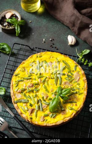 Сlassic quiche Lorraine avec thon, haricots verts et fromage doux. Quiche sans poussière avec œufs, poisson et légumes. Méditerranéen ketogenic sain d Banque D'Images