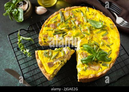 Сlassic quiche Lorraine avec thon, haricots verts et fromage doux. Quiche sans poussière avec œufs, poisson et légumes. Méditerranéen ketogenic sain d Banque D'Images