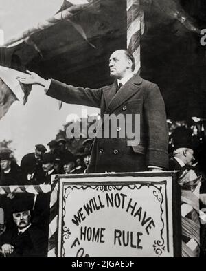 Sir Edward Carson, baron Carson (1854-1935), était un syndicaliste irlandais, avocat et juge. À partir de 1905, il a été à la fois député de l'Alliance unioniste irlandaise pour la circonscription de l'Université de Dublin et dirigeant du Conseil unioniste d'Ulster à Belfast. Carson a été défait dans son ambition de maintenir l'Irlande dans son ensemble en Union avec la Grande-Bretagne. Certains ont célébré son leadership pour avoir maintenu la place au Royaume-Uni dans les six comtés du nord-est, mais sous un Parlement dévot d'Irlande du Nord que ni lui ni ses collègues syndicalistes n'avaient cherché. Banque D'Images