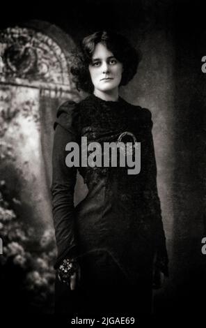 Un portrait de Maud Gonne MacBride (1866-1953), révolutionnaire républicain irlandais d'origine anglaise, suffragette et actrice. D'origine anglo-irlandaise, elle s'est convertie au nationalisme irlandais suite au sort des personnes expulsées dans les guerres des terres. Elle a activement marqué l'agitation pour la règle de l'intérieur, puis pour la république déclarée en 1916. Elle était également bien connue pour être la muse et l'amour de longue date du poète irlandais W. B. Yeats. Banque D'Images