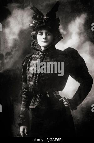 Un portrait de Maud Gonne MacBride (1866-1953), révolutionnaire républicain irlandais d'origine anglaise, suffragette et actrice. D'origine anglo-irlandaise, elle s'est convertie au nationalisme irlandais suite au sort des personnes expulsées dans les guerres des terres. Elle a activement marqué l'agitation pour la règle de l'intérieur, puis pour la république déclarée en 1916. Elle était également bien connue pour être la muse et l'amour de longue date du poète irlandais W. B. Yeats. Banque D'Images