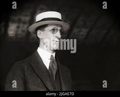 Portrait d'Éamon de Valera (1882-1975), commandant à l'usine de Boland pendant la montée de Pâques de 1916, il a été arrêté et condamné à mort, mais libéré pour diverses raisons, y compris la réponse publique à l'exécution britannique de dirigeants en ascension. Il est retourné en Irlande après avoir été emprisonné en Angleterre et est devenu l'un des principaux personnages politiques de la guerre d'indépendance. Plus tard, il est devenu un homme d'État et un dirigeant politique de premier plan en fonction de plusieurs mandats comme chef de gouvernement et chef d'État. Il a joué un rôle de premier plan dans l'introduction de la Constitution de l'Irlande de 1937. Banque D'Images