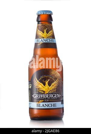 LONDRES, Royaume-Uni - 03 JUIN 2022 : bière blanche de blé Grimbergen en bouteille de verre sur blanc. Banque D'Images