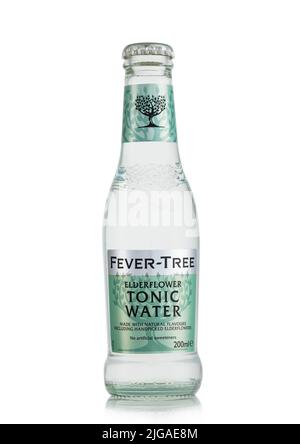 LONDRES, Royaume-Uni - 11 MAI 2022 : Elderflower Tonic Water by Fever Tree on White. Banque D'Images