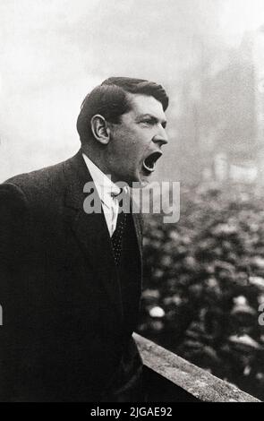 Michael Collins (1890-1922) un révolutionnaire irlandais, un soldat et un homme politique qui fait un discours politique. Il a été une figure de premier plan dans la lutte du début du siècle 20th pour l'indépendance irlandaise qui s'est rendue à la conférence de paix de Londres pour négocier un traité. Les négociations ont abouti au traité anglo-irlandais qui a été signé le 6 décembre 1921. Il a été Président du Gouvernement provisoire de l'Etat libre d'Irlande de janvier 1922 et commandant en chef de l'Armée nationale de juillet jusqu'à sa mort dans une embuscade en août 1922, pendant la guerre civile qui a résulté du traité. Banque D'Images