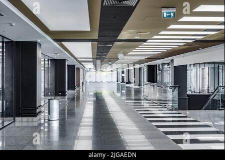 arrière-plan à l'intérieur d'un bâtiment administratif moderne ou d'un aéroport. à l'intérieur d'un grand bâtiment d'affaires sans personnel. Entrée du bureau Banque D'Images