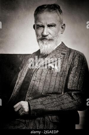 Un portrait de George Bernard Shaw (1856-1950), dramaturge irlandais, critique, polémiste et activiste politique, né à Dublin, mais déménagé à Londres en 1876. Son influence sur le théâtre, la culture et la politique occidentaux s'est étendue de 1880s à sa mort et au-delà. Il a écrit plus de soixante pièces de théâtre, y compris des œuvres majeures comme Man et Superman (1902) et Pygmalion (1913), Shaw est devenu le dramaturge principal de sa génération, et en 1925 a reçu le prix Nobel de littérature. Banque D'Images