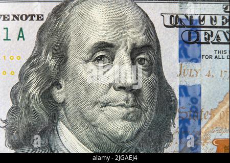 Le visage de Benjamin Franklin sur la facture de 100 dollars américains. Gros plan sur Ben Franklin sur un billet de cent dollars. Benjamin Franklin portrait de cent poupée Banque D'Images