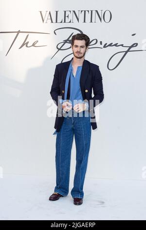 Rome, Italie. 8th juillet 2022. Andrew Garfield pose avant le défilé de mode Valentino, tenu à Trinità dei Monti STEP, sur 8 juillet 2022 à Rome, Italie. Photo de Marco Piovanotto/ABACAPRESS.COM crédit: Abaca Press/Alay Live News Banque D'Images