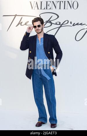 Rome, Italie. 8th juillet 2022. Andrew Garfield pose avant le défilé de mode Valentino, tenu à Trinità dei Monti STEP, sur 8 juillet 2022 à Rome, Italie. Photo de Marco Piovanotto/ABACAPRESS.COM crédit: Abaca Press/Alay Live News Banque D'Images