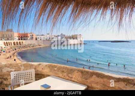 Plage de Puritate à Salento, Apulia (ITALIE). C'est la plage du centre historique de Gallipoli. Banque D'Images