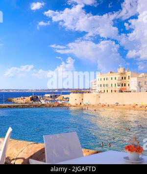 Plage de Puritate à Salento, Apulia (ITALIE). C'est la plage du centre historique de Gallipoli. Banque D'Images