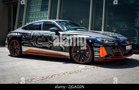 BERLIN - 18 JUIN 2022 : voiture exécutive électrique à batterie Audi RS e-tron GT (prototype). Classic Days Berlin. Banque D'Images