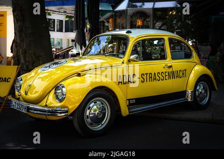 BERLIN - 18 JUIN 2022 : voiture économique Volkswagen Beetle aux couleurs de l'ADAC (General German automobile Club). Classic Days Berlin. Banque D'Images