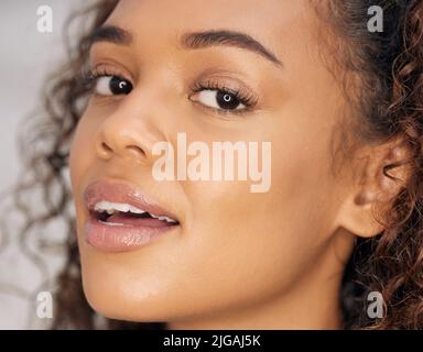 C'est parti pour une nuit de mauvais comportement. Portrait d'une belle jeune femme frappant une pose ludique à l'intérieur. Banque D'Images