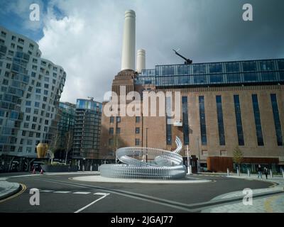 Autour de Battersea Power Station, Londres, Royaume-Uni, octobre 2021. Approche en bord de route pour une vue complète de la station électrique de Battersea, Londres, SW8, Angleterre. Banque D'Images
