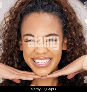 Précieux, lumineux et frais. Portrait d'une belle jeune femme frappant une pose ludique à l'intérieur. Banque D'Images